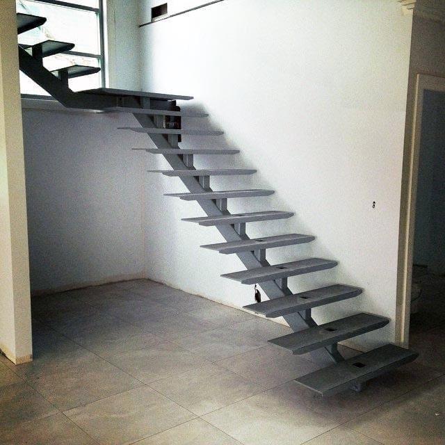 Открытая лестница на металлическом каркасе (59 фото)